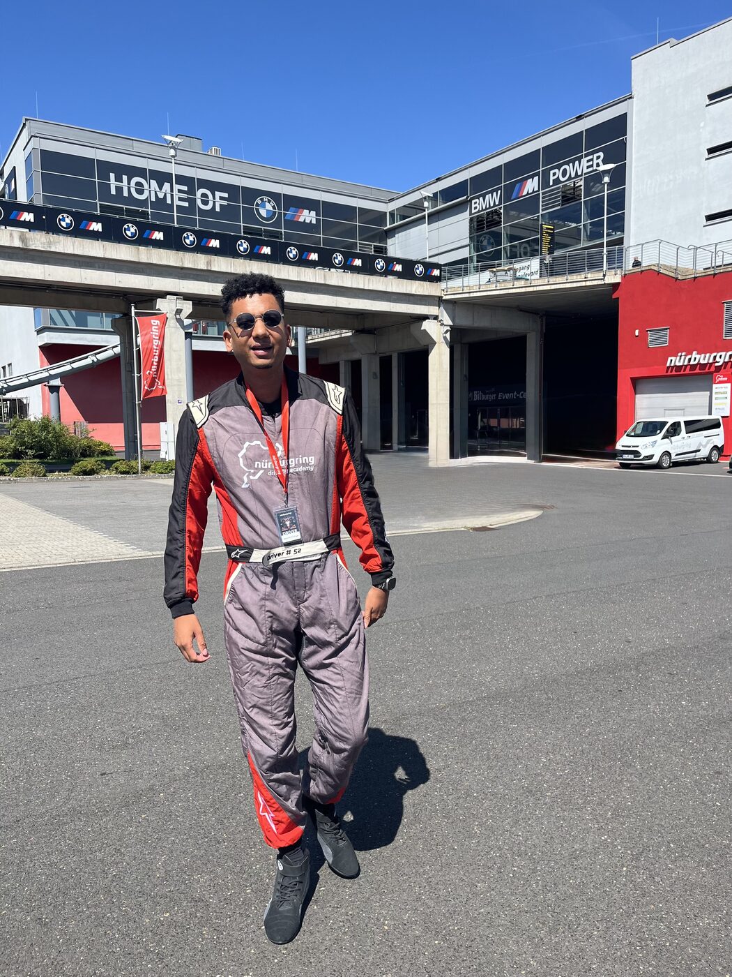 Marvin N'Doye im Rennanzug am Nürburgring